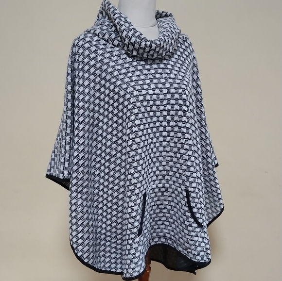Black and white poncho - Picture 2 of 5
